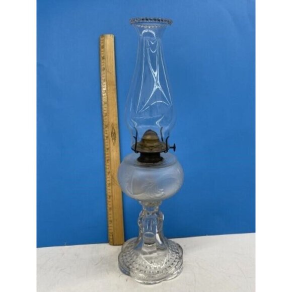1890s ORIGINAL TEARDROP WITH EYEWINKER FROSTED PLUME FONT GLASS OIL LAMP - Picture 2 of 5